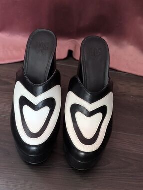 Black & White Heart-Accent Slip-On Mules